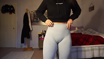 Stramme Shorts Og En Stram Cameltoe Gør Det Til En Varm Træningssession