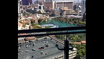 Un Uomo Nero Si Avvicina A Una Donna Bianca All'Hotel Cosmo Di Las Vegas