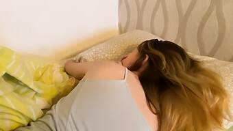 Vidéo Pov De La Belle-Soeur Baisant Dans Le Lit Avec Éjaculation