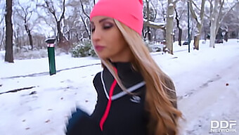 Blondine Alyssia Kent Får Munden Fyldt Med Sperm I Denne Hardcore Trekant