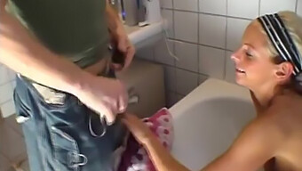 Sexo De Perrito En El Baño Con Una Rubia Perra